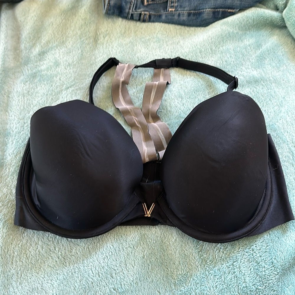 Victoria’s Secret size 34d/d75 bathing suit top